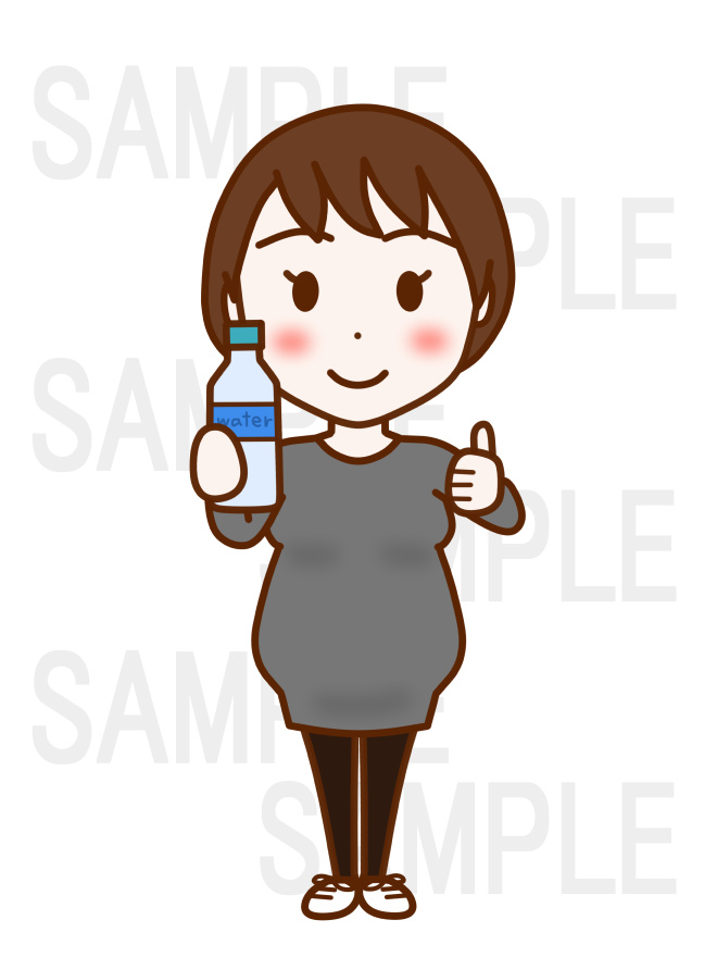 全身正面でペットボトルを持ち笑顔でグッドな手をしている女性